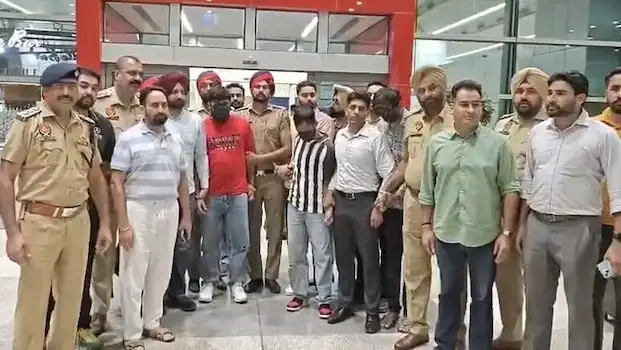 ਪੰਜਾਬ ਪੁਲਿਸ ਨੂੰ ਮਿਲੀ ਵੱਡੀ ਕਾਮਯਾਬੀ, ਮਲੇਸ਼ੀਆ ਤੋਂ ਡਿਪੋਰਟ ਕਰਵਾਏ ਬੰਬੀਹਾ ਗੈਂਗ ਦੇ 3 ਗੈਂਗਸਟਰ, ਦਿੱਲੀ ਏਅਰਪੋਰਟ ਤੋਂ ਗ੍ਰਿਫ਼ਤਾਰ!