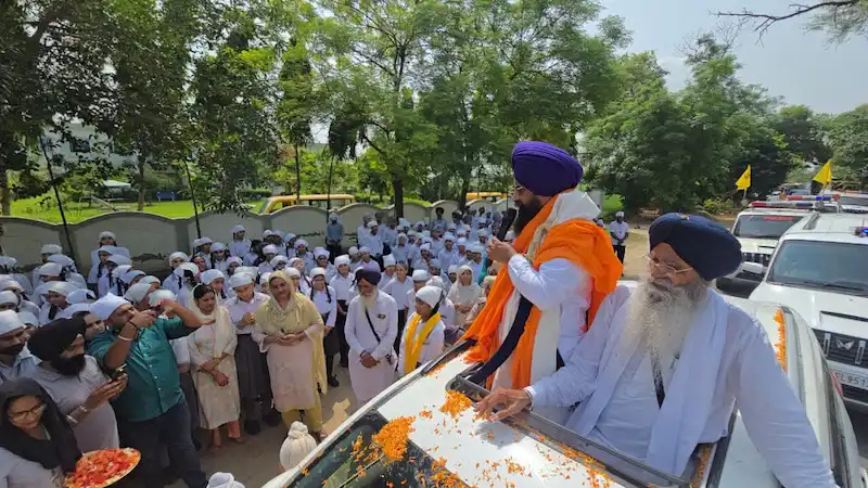 ਤਖ਼ਤ ਸ੍ਰੀ ਦਮਦਮਾ ਸਾਹਿਬ ਤੋਂ ਰਵਾਨਾ ਹੋਇਆ ਮੀਰੀ ਪੀਰੀ ਖ਼ਾਲਸਾ ਮਾਰਚ ਦੂਜੇ ਦਿਨ ਪਿੰਡ ਸਮਾਉਂ ਪਹੁੰਚਿਆ, ਸਿਲਵਰ ਵਾਟਿਕਾ ਸਕੂਲ ਦੇ ਸਟਾਫ਼ ਤੇ ਵਿਦਿਆਰਥੀਆਂ ਵੱਲੋਂ ਭਰਵਾਂ ਸਵਾਗਤ!
