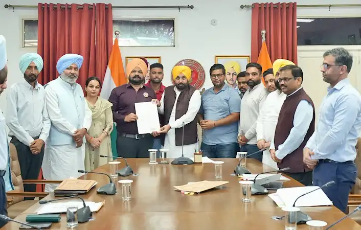 Punjab Teachers Pay Hike: ਪੰਜਾਬ ਸਰਕਾਰ ਦਾ ਅਧਿਆਪਕਾਂ ਨੂੰ ਵੱਡਾ ਤੋਹਫ਼ਾ, ਆਦਰਸ਼ ਸਕੂਲਾਂ ਦੇ 1100 ਅਧਿਆਪਕਾਂ ਦੀਆਂ ਤਨਖਾਹਾਂ 'ਚ 120% ਦਾ ਇਤਿਹਾਸਕ ਵਾਧਾ!