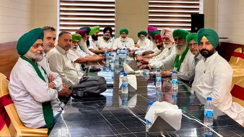 ਮੋਹਾਲੀ ਬਾਰਡਰ 'ਤੇ ਕਿਸਾਨ ਮੋਰਚੇ ਵਿਚਾਲੇ ਸਰਕਾਰ ਤੇ SKM 'ਚ ਬਣੀ ਸਹਿਮਤੀ, ਸੱਦਿਆ ਜਾਵੇਗਾ ਵਿਧਾਨ ਸਭਾ ਦਾ ਵਿਸ਼ੇਸ਼ ਇਜਲਾਸ, ਅੱਜ ਦੁਪਹਿਰ ਧਰਨੇ 'ਤੇ ਪਹੁੰਚਣਗੇ ਖੇਤੀਬਾੜੀ ਮੰਤਰੀ!